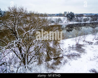 Vilnius, Lituania: antenna vista dall'alto di ghiaccio di moto nel fiume Neris Foto Stock