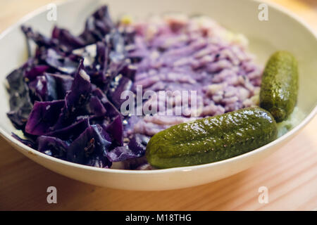 Viola al vapore con cavolo cetriolo sottaceto purè di patate. Foto Stock