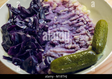 Viola al vapore con cavolo cetriolo sottaceto purè di patate. Foto Stock