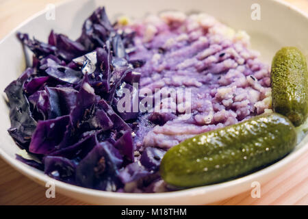 Viola al vapore con cavolo cetriolo sottaceto purè di patate. Foto Stock