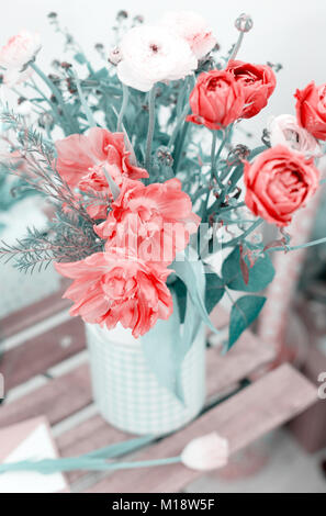 Incredibile tulipani rose in un vaso in un banco di lavoro Foto Stock