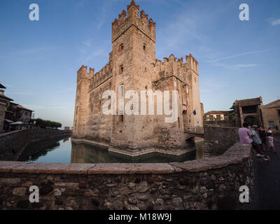 Castello Scaligero XIII secolo a Sirmione sul lago di Garda nei