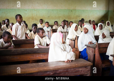 KENDWA, Zanzibar - Jan 10, 2018: Gli Studenti in una classe durante la lezione di inglese, scuola primaria a Kendwa, Zanzibar Foto Stock