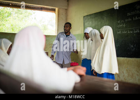 KENDWA, Zanzibar - Jan 10, 2018: Docente con gli studenti durante la lezione di inglese, scuola primaria a Kendwa, Zanzibar Foto Stock