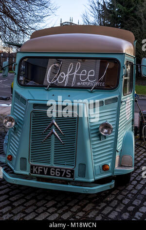 Signor Pop il cavalletto di caffè in una vecchia Citroen van può essere trovato su Portwall, Bristol, Regno Unito Foto Stock