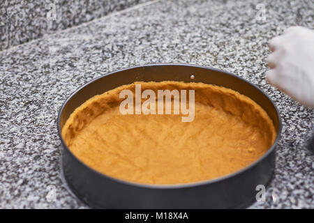 Base di pastafrolla per torta in forma di cottura. Foto Stock