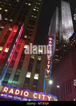 Radio City Music Hall di Rockefeller Center di notte, NYC, STATI UNITI D'AMERICA Foto Stock