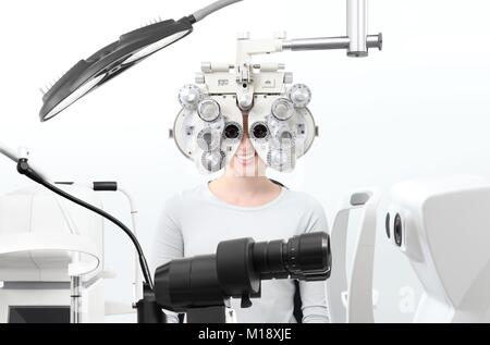 All'ottico optometrista esame, occhi donna paziente con phoropter in ottico office Foto Stock