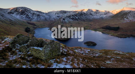 Scafell serbatoio nel Lake District inglese, dal vecchio cadavere Road, un antico percorso tra ciò che è stato Mardale Green & Swindale testa. Foto Stock