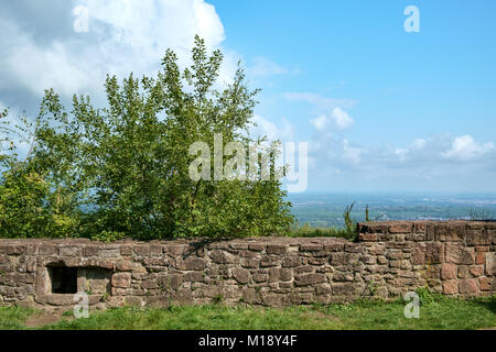 Vista dalle mura del castello Madenburg rovina vicino a Landau in der Pfalz, Germania. Foto Stock