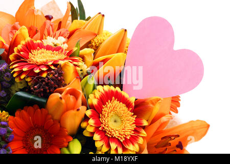 Bouquet di fiori con una nota nella forma di un cuore. Bouquet di fiori di close-up, isolati su sfondo bianco. Foto Stock