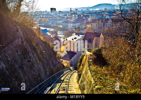 Graz cityscape vista dalla collina Schlossberg funicolare, Stiria regione dell'Austria Foto Stock