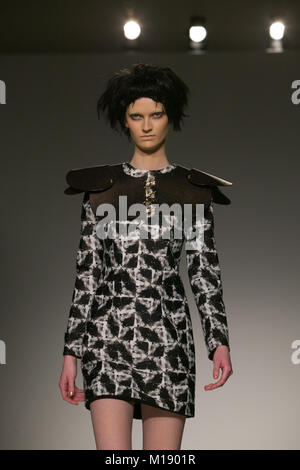 Il 24 febbraio 2009. La London Fashion Week. Vauxhall Fashion Scout. Pop mostra raccolta da Gemma lasco. Foto Stock