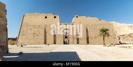 Medinat Habu tempio funerario di Ramses III sulla sponda ovest del Nilo a Tebe Foto Stock