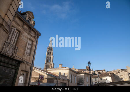 Chiesa collegiale (Eglise Collegiale) di Saint Emilion, Francia, adottate nel corso di un pomeriggio soleggiato circondato da parte medievale del villaggio. Famoso f Foto Stock