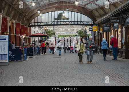 Windsor Royal Station Shopping Centre in Windsor è casa di high-end, negozi alla moda e ristoranti. Foto Stock