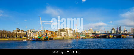 Gru su Blackfriars Bridge foreshore su Victoria Embankment, Londra lavorando per costruire il nuovo Super di fognature e un nuovo molo di Thames Clippers Foto Stock