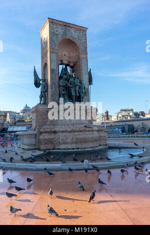Piazza Taksim, Istanbul, Turchia - 13 dicembre 2017: Monumento di indipendenza in Taxim-Istanbul Foto Stock