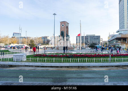 Piazza Taksim, Istanbul, Turchia - 13 dicembre 2017: Monumento di indipendenza in Taxim-Istanbul Foto Stock