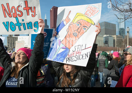 Chicago, IL - 20 Gennaio 2018 - Donne marzo ha riunito persone che protestano contro la disuguaglianza in varie questioni sociali. Foto Stock