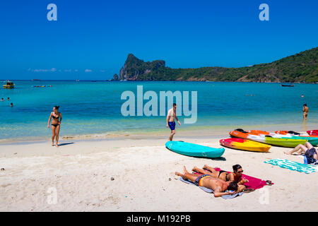 Isola di Phi Phi Krabi Thailandia Gennaio 28, 2016 Turisti godendo il sole a Loh Dalum beach, su Koh Phi Phi Don Foto Stock