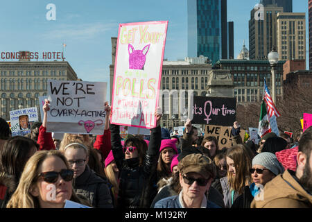 Chicago, IL - 20 Gennaio 2018 - Donne marzo ha riunito persone che protestano contro la disuguaglianza in varie questioni sociali. Foto Stock