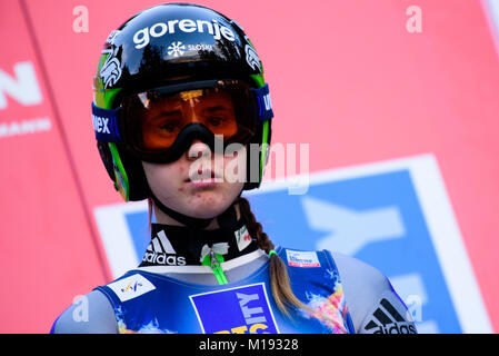 Ljubno, Slovenia. 28 gen, 2018. Orsa Bogataj della Slovenia compete durante il Ljubno FIS Ski Jumping World Cup concorrenza a Ljubno, Slovenia il 28 gennaio 2018. Credito: Rok Rakun/Pacific Press/Alamy Live News Foto Stock