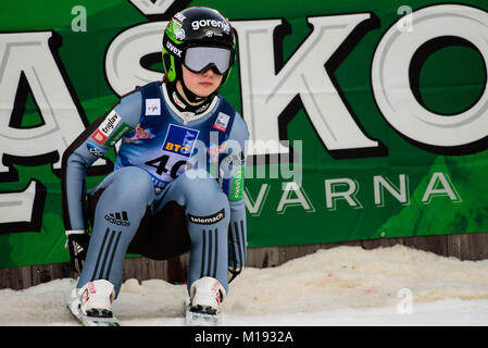 Ljubno, Slovenia. 28 gen, 2018. Ema Klinec di Slovenia compete durante il Ljubno FIS Ski Jumping World Cup concorrenza a Ljubno, Slovenia il 28 gennaio 2018. Credito: Rok Rakun/Pacific Press/Alamy Live News Foto Stock