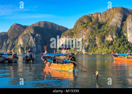 Isola di Phi Phi Krabi Thailandia Gennaio 30, 2016 longtail tradizionali barche ormeggiate presso la spiaggia di Ao Tonsai, su Koh Phi Phi Don. Foto Stock