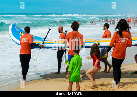 Surf Academy con grandi imbarcazioni di surf a Mimizan beach, SW di Bordeaux. Mimizan-Plage; Landes; Nouvelle-Aquitaine; Francia Foto Stock