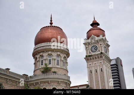 Vista del Palazzo Sultano Abdul Samad e la sua torre dell'orologio di piazza Merdeka a Kuala Lumpur in Malesia Foto Stock