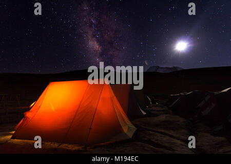 Notte di Luna con la via lattea che salgono sopra il nostro accampamento e tende in Ladakh Foto Stock