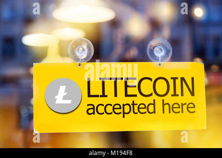 Denaro virtuale Litecoin cryptocurrency - Litecoin (LTC) valuta accettata qui - segno sulla porta di vetro Foto Stock