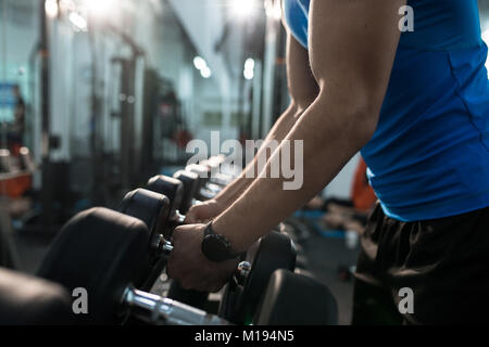 Man Picking Up Weights Foto Stock