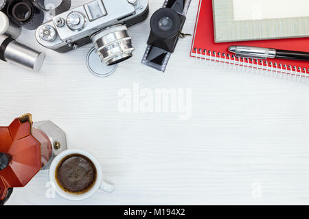 Red caffettiera con caffè e vintage fotocamera con rotoli di pellicola e il photo frame in bianco sullo sfondo di legno vista piana Foto Stock