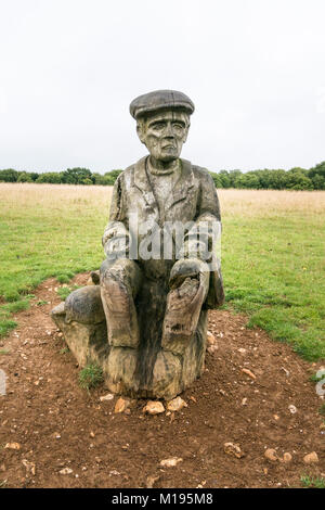 Scultura in legno di un pastore sulla North Downs, Kent, Regno Unito. Area di straordinaria bellezza naturale Foto Stock