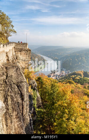 Vista dal Castello Koenigstein in autunno, Sassoni svizzeri, Sassonia, Svizzera Foto Stock