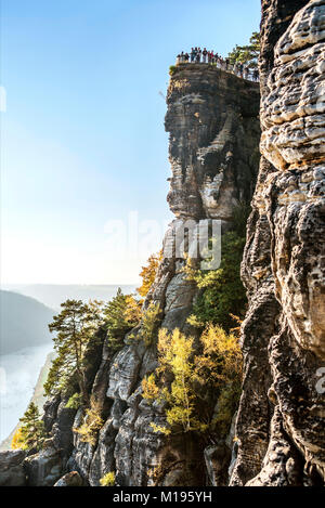 Vista panoramica dalla formazione rocciosa di Bastei in autunno, Svizzera sassone, Germania Foto Stock