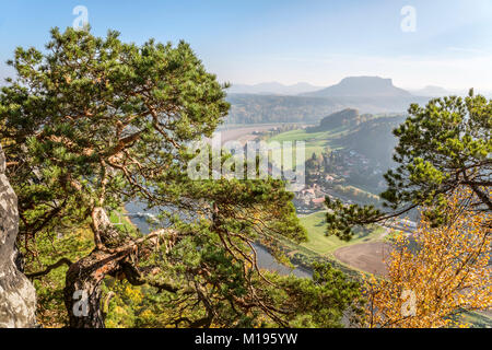 Vista panoramica dalla formazione rocciosa di Bastei in autunno, Svizzera sassone, Germania Foto Stock