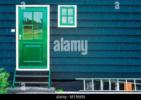 Mulini a vento olandese e case sul fiume Zaans da Zaanse Schans Parco e Museo Nazionale in North Holland Foto Stock