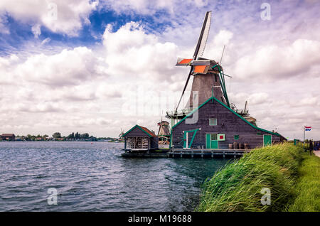 Mulini a vento olandese e case sul fiume Zaans da Zaanse Schans Parco e Museo Nazionale in North Holland Foto Stock