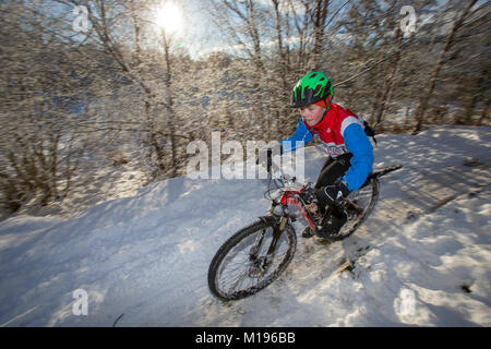 Pilota al Strathpuffer 24 ora mountain bike race a Strathpeffer nelle Highlands Scozzesi. Foto Stock