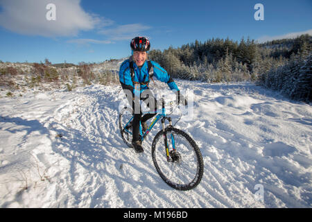 Pilota al Strathpuffer 24 ora mountain bike race a Strathpeffer nelle Highlands Scozzesi. Foto Stock