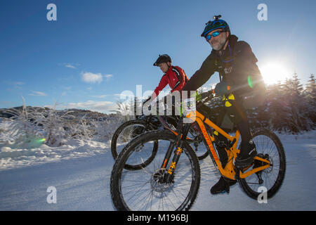 Pilota al Strathpuffer 24 ora mountain bike race a Strathpeffer nelle Highlands Scozzesi. Foto Stock