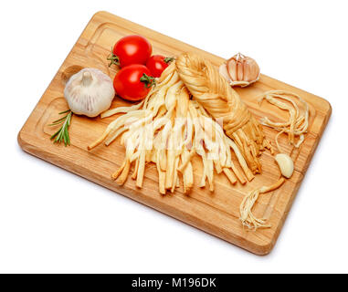 Treccia affumicata formaggio e verdure isolati su sfondo bianco Foto Stock