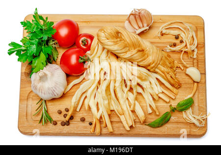 Treccia affumicata formaggio e verdure isolati su sfondo bianco Foto Stock