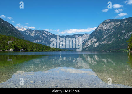 Il lago di Bohinj, il parco nazionale del Triglav, Slovenia, Alpi, l'Europa. Montagna lago alpino. Natura slovena. Avventura ecoturismo concetto paesaggio estivo Popu Foto Stock