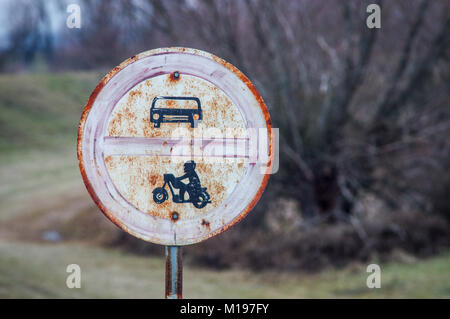 Vecchio arrugginito 'no auto e motocicli" cartello stradale nel sud della Slovacchia Foto Stock