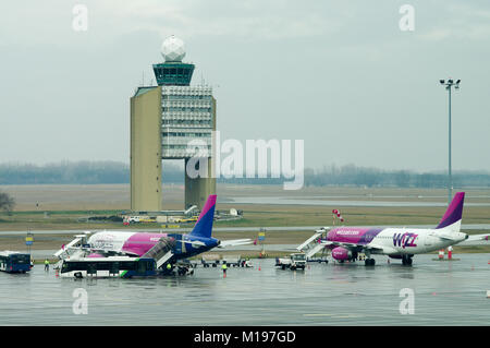 Wizz Air aeromobili parcheggiati sul piazzale di sosta in aeroporto di Budapest, Ungheria Foto Stock