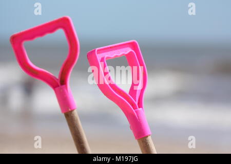 I bambini di picche da un estate britannica a Gorleston-on-Sea Beach, Norfolk, Regno Unito. Foto Stock